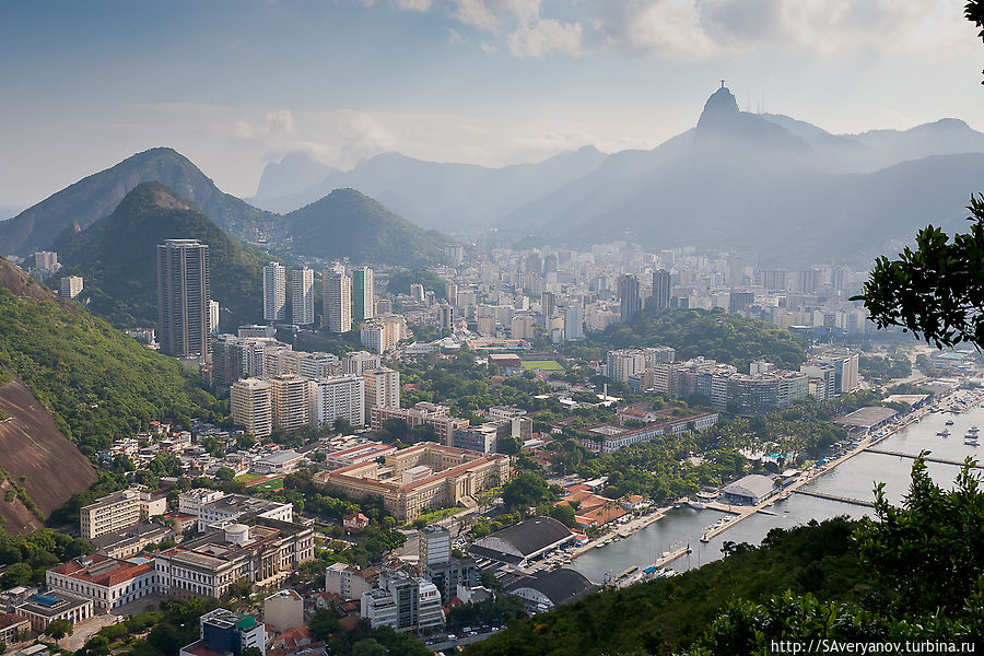 Вид из фуникулёра, видна статуя Христа-Искупителя на горе корковадо Рио-де-Жанейро, Бразилия