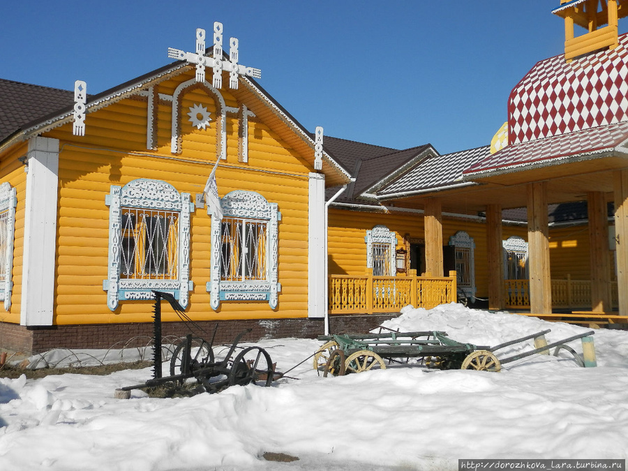 У музея Сартаково, Россия