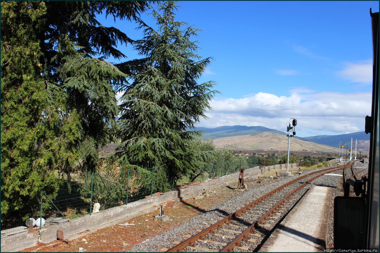 На поезде вокруг Этны. Вагончик тронется, перрон останется Вулкан Этна Национальный Парк (3350м), Италия