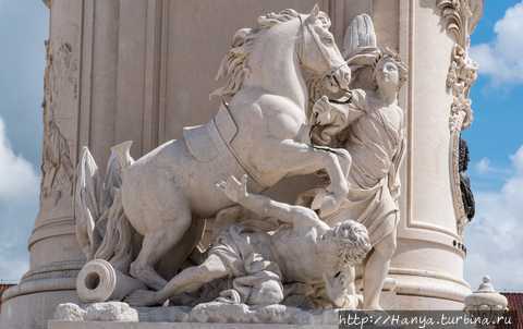 Триумф, ведущий лошадь (символ  Европы), от которой шарахается упавший человек (олицетворяющий Америку).Из интернета