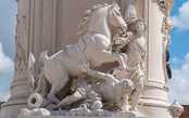 Триумф, ведущий лошадь (символ  Европы), от которой шарахается упавший человек (олицетворяющий Америку).Из интернета
