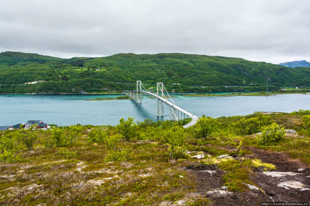Над мостом на острова Харстад, Норвегия