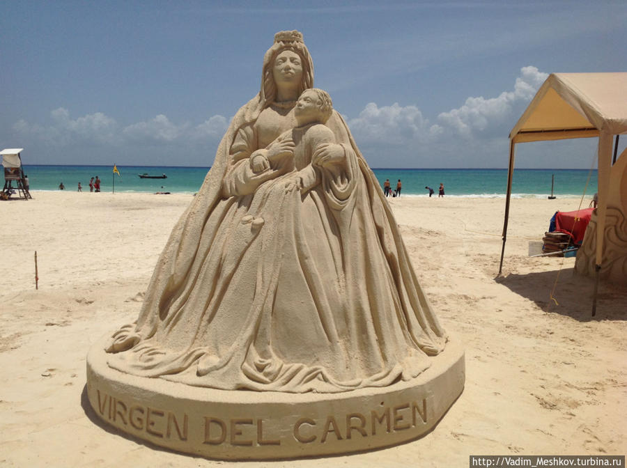 Песчаная скульптура на пляже Плайя Фундадорес в Плайя дель Кармен Плая-дель-Кармен, Мексика