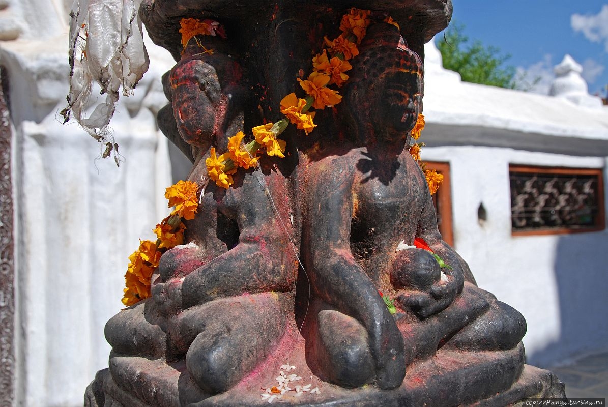 Набор из четырех Будд Дхьяни, вырезанных в одном куске камня, приветствует вас сразу после входа в Будханатх-Ступу. Слева Амитабха, Будда Дхьяни на западе, а справа Ратнасамбхава, Будда Дхьяни на юге.
Из интернета Катманду, Непал