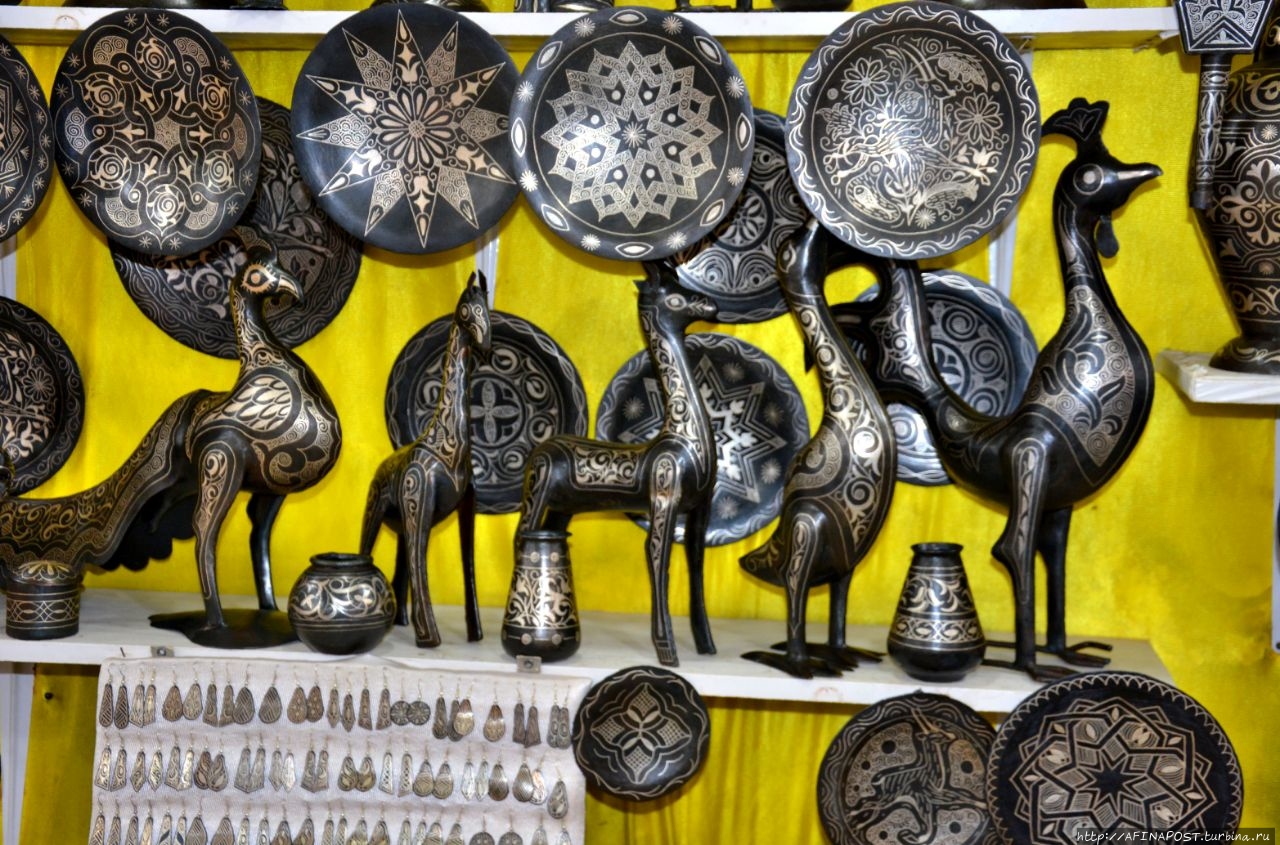 Сувенирная лавка в медине Мекнес, Марокко
