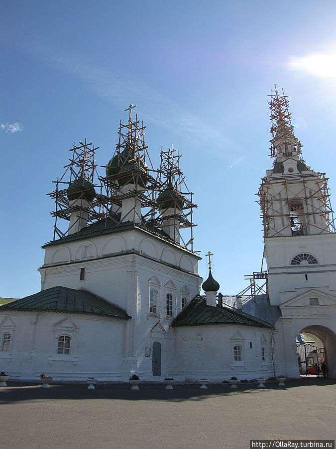 Церковь Спаса Нерукотворного образа в рядах (1766г). Церковь во второй половине 2007 года передана Костромской епархии, ныне действующая. Ранее в здании церкви находился музей.