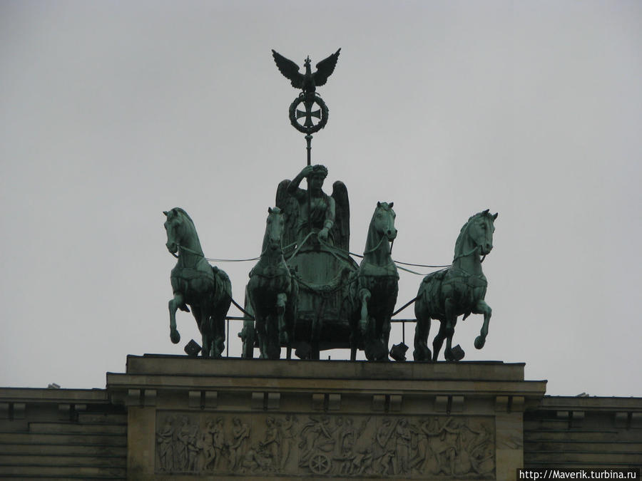 Скульптурная группа на воротах изображает богиню победы — Викторию. Берлин, Германия