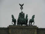 Скульптурная группа на воротах изображает богиню победы — Викторию.