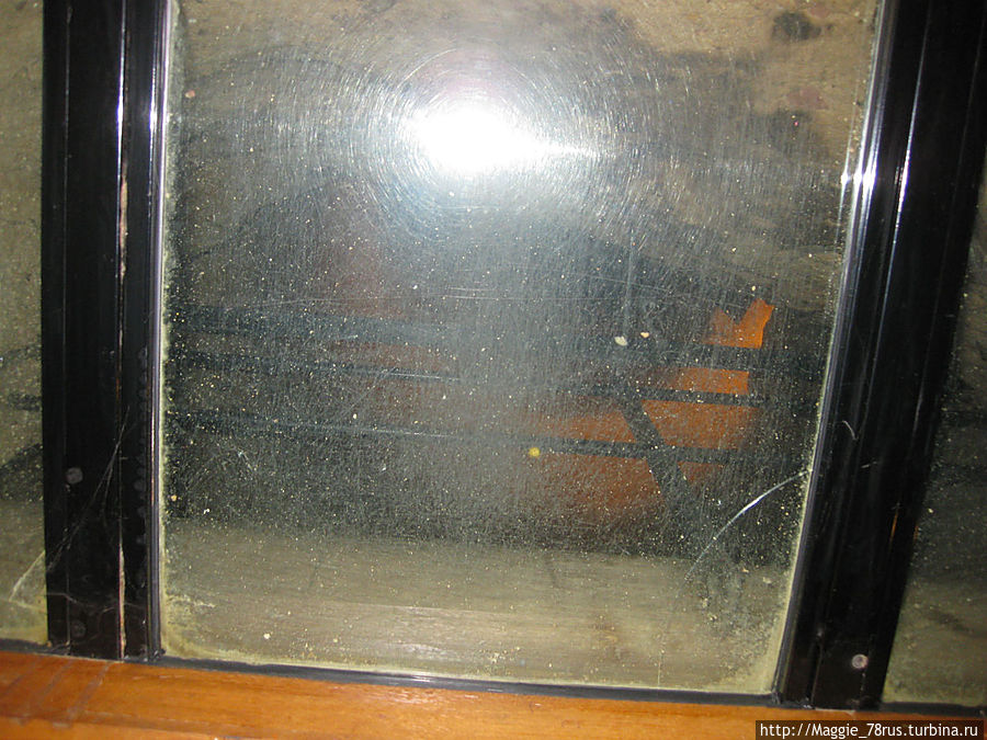 Раньше стекла не было и можно было увидеть скалы через дымоход Ноттингем, Великобритания