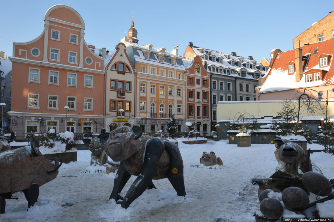 Каменные скульптуры на одной из площадей Старой Риги и символ Нового года — обезьянка. Рига, Латвия