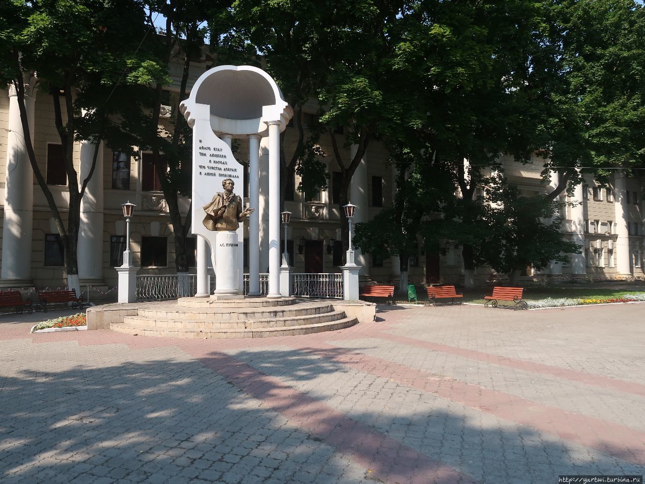 Памятник А.С.Пушкину возл