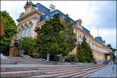 Здание, в котором находится Национальная галерея, в прошлом – царский дворец, построенный в 1873 году на площади имени князя Александра Баттенберга.