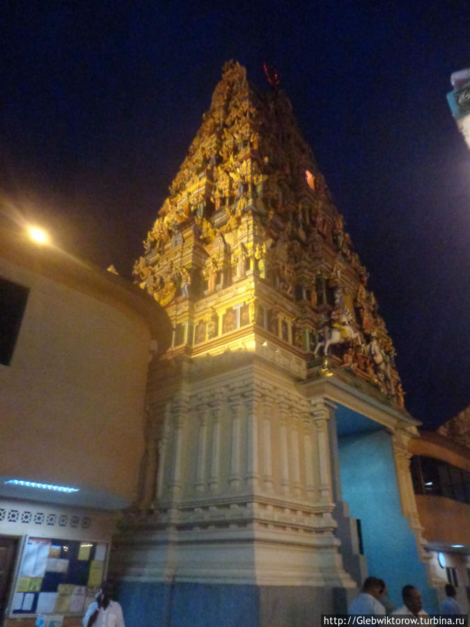 Вечерняя служба в храме Sri Maha Mariamman Куала-Лумпур, Малайзия