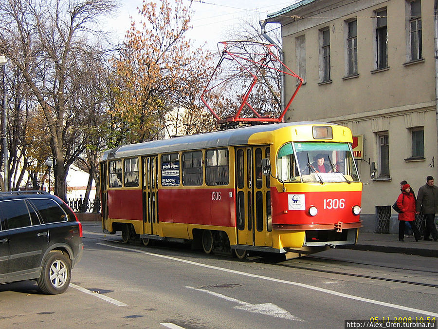 Tatra T3, вагон поступил из Чехословакии в 1984 году. Бегал по 17 маршруту к/ст ВДНХ. В 1994 передан в другое депо и номер ему поменяли с 5487 на 2487. Ходил по маршрутам 11 и 4л. В 2003 опять. Теперь его номер стал 2540. Но всё тот же 11 маршрут, а также 46 и 7. В апреле 2005 капремонт. И опять новый номер 1306. Маршруты 3, 47 и А.
Всю историю можно найти в интернете! Москва, Россия