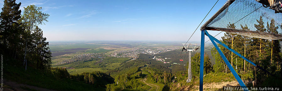 Панорама города Белокуриха с площадки кресельного подъемника. Белокуриха, Россия