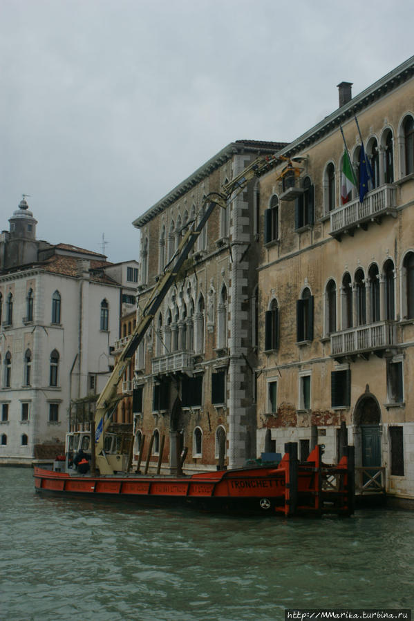 меняют лампочки в фонарях Венеция, Италия