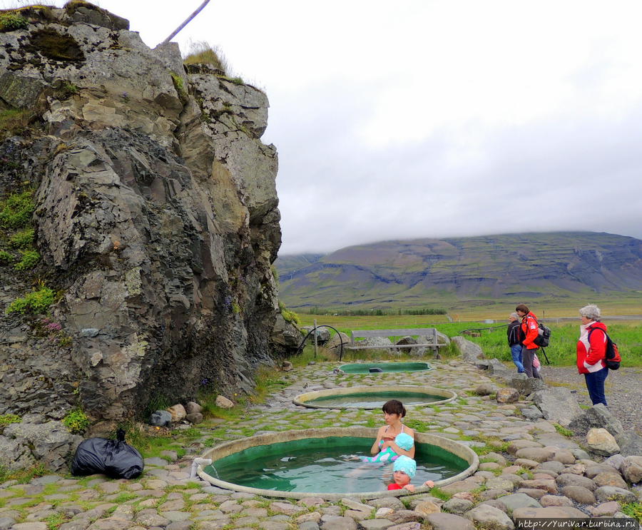 Людей в этих термальных бассейнах совсем мало — слишком далеко от цивилизации и проторенных туристических троп Хёфн, Исландия