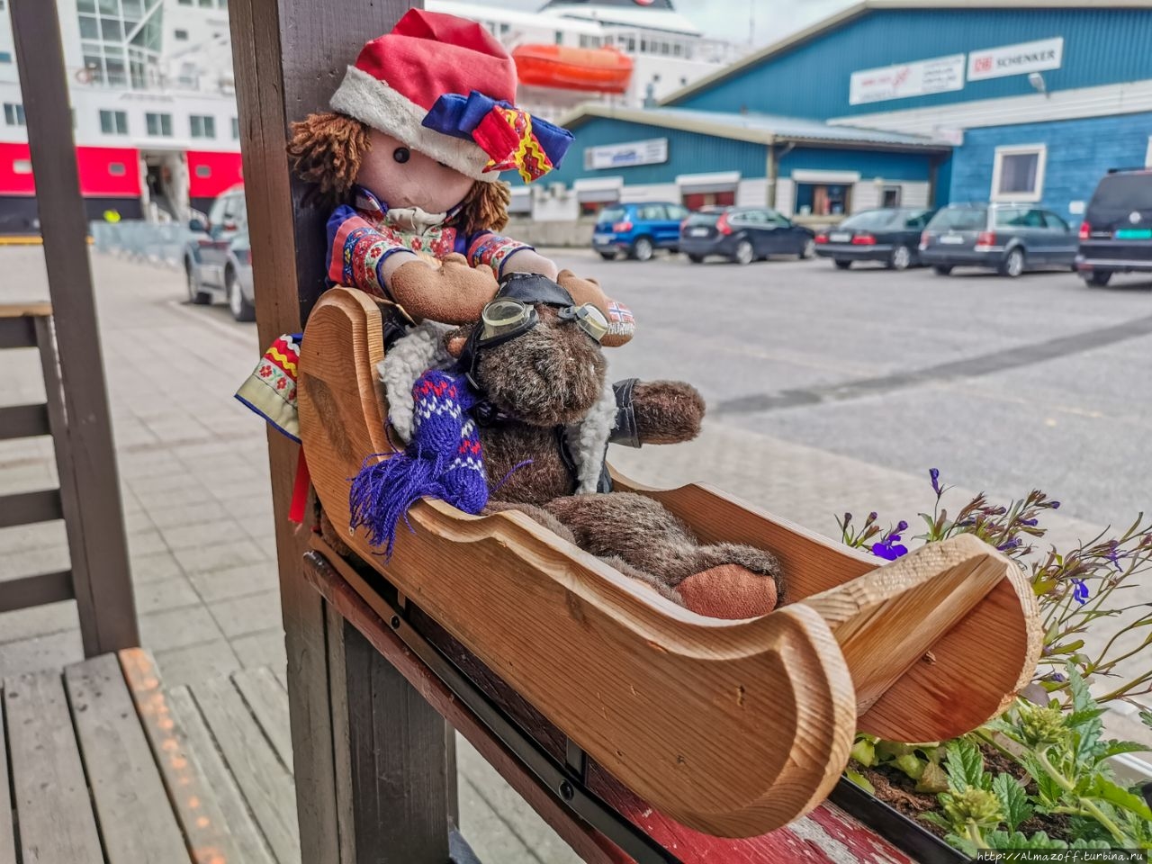 На пароме Hurtigruten по Баренцову морю вокруг Финнмарка Вадсё, Норвегия