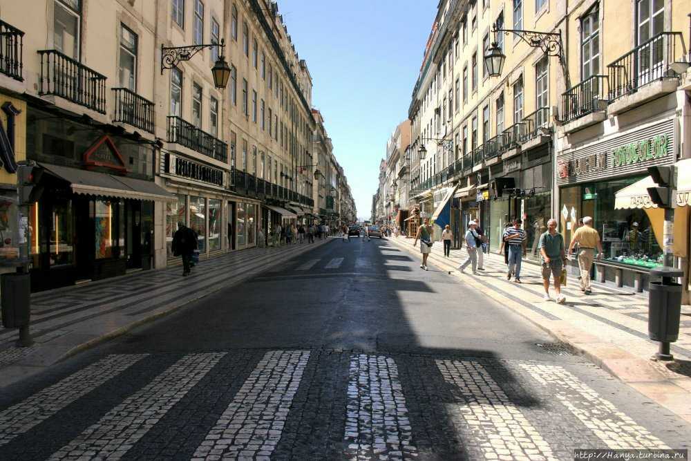 В каком городе золотая улица. Лиссабон Rua dos correeiiros. Золотая улица. Золото на улице. Улицы из золота.