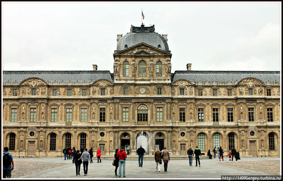 Вход в Лувр со стороны квадратного двора Париж, Франция