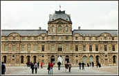 Вход в Лувр со стороны квадратного двора