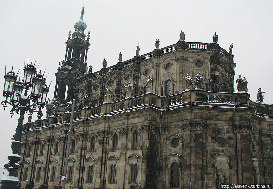 На западной стороне Дворцовой площади расположена бывшая Католическая придворная церковь. Высота ажурной башни составляет 83 метра. Башня опирается на крышу нефа, украшенную 78 статуями, высота каждой из них составляет более 3 метров. Дрезден, Германия