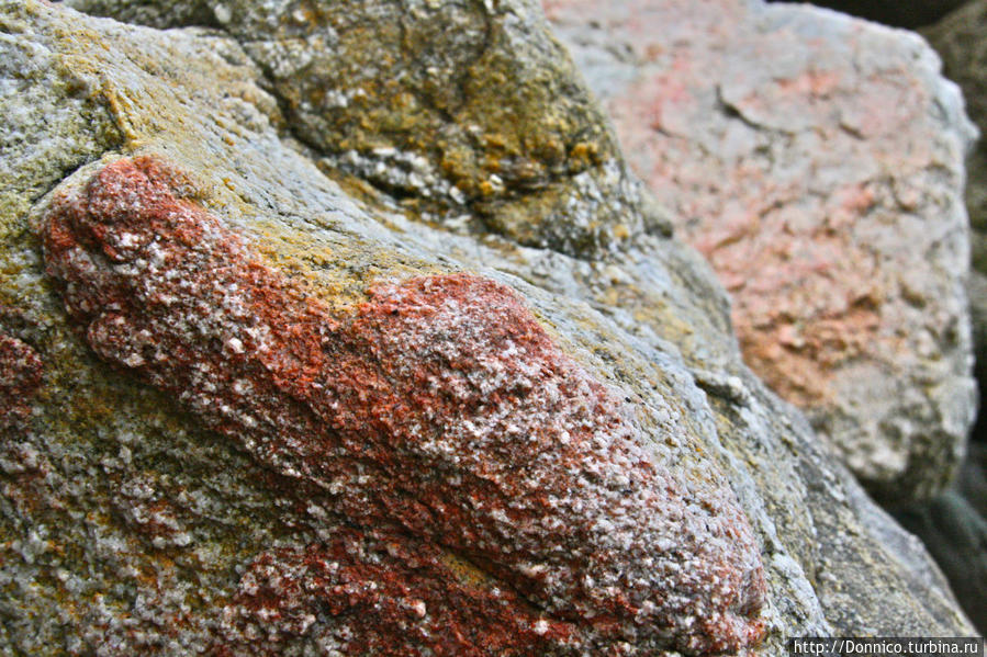 Прыгать приходится по таким разноцветным камням. Удивительно, но на них можно увидеть всю палитру цветов — даже такую каменную экзотику как розовый, корраловый или цвет охры... Плайя-д-Аро, Испания