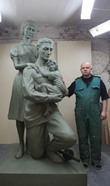 Скульптор за работой над скульптурой для Энгельса (Фото из Интернета)