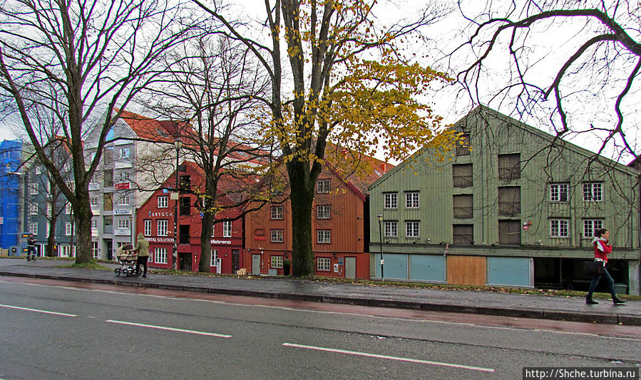 ...а левая, где должна течь река, плотно застроена типичными скандинавскими ярко окрашенными домами, оббитыми деревяной вагонкой