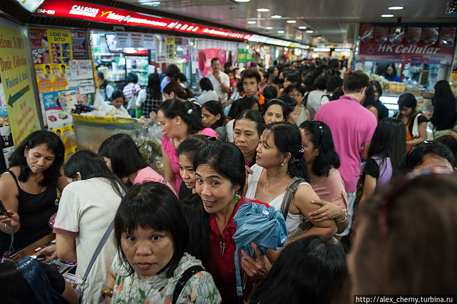 Гонконг приезжие девушки в торговом центре