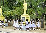 Как и повсюду на Шри-Ланке у школьников своя форма, как правило белая