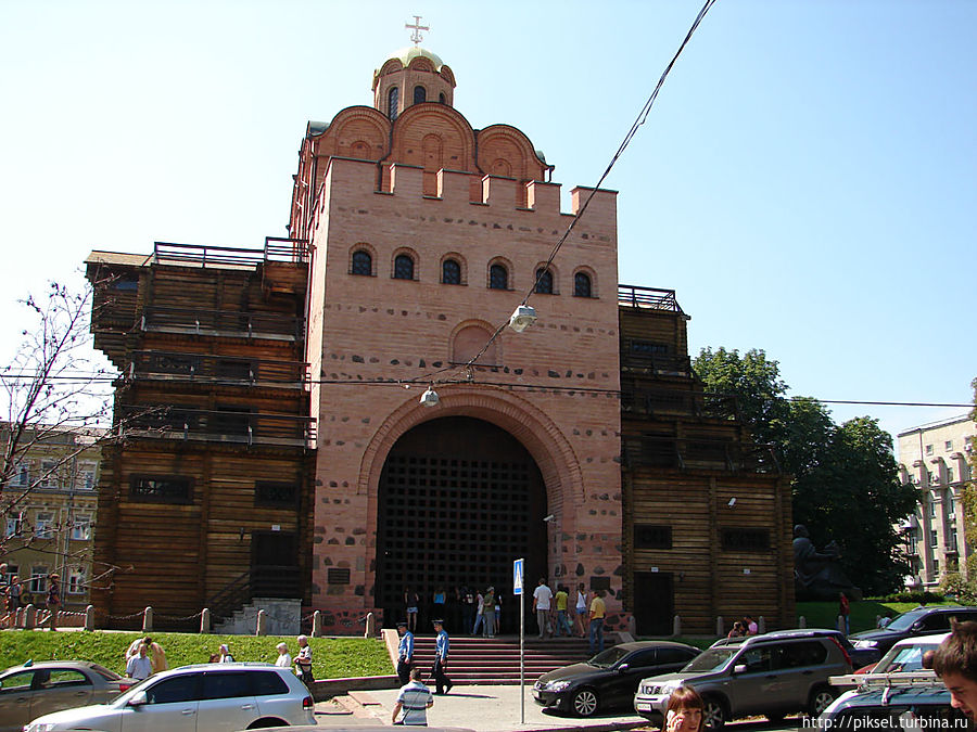 Золотые ворота, справа  — памятник Ярославу Мудрому. Киев, Украина
