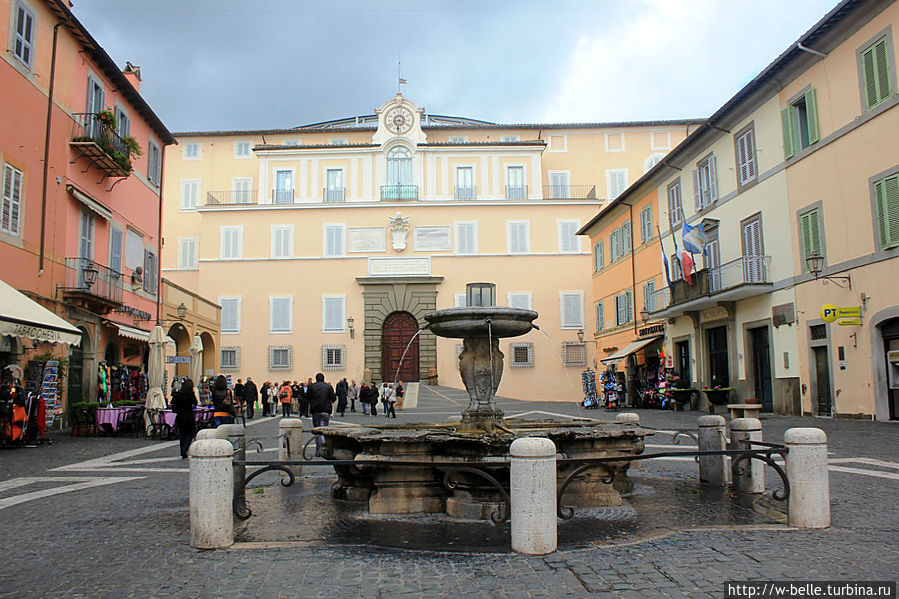 Площадь Piazza della Liberta.