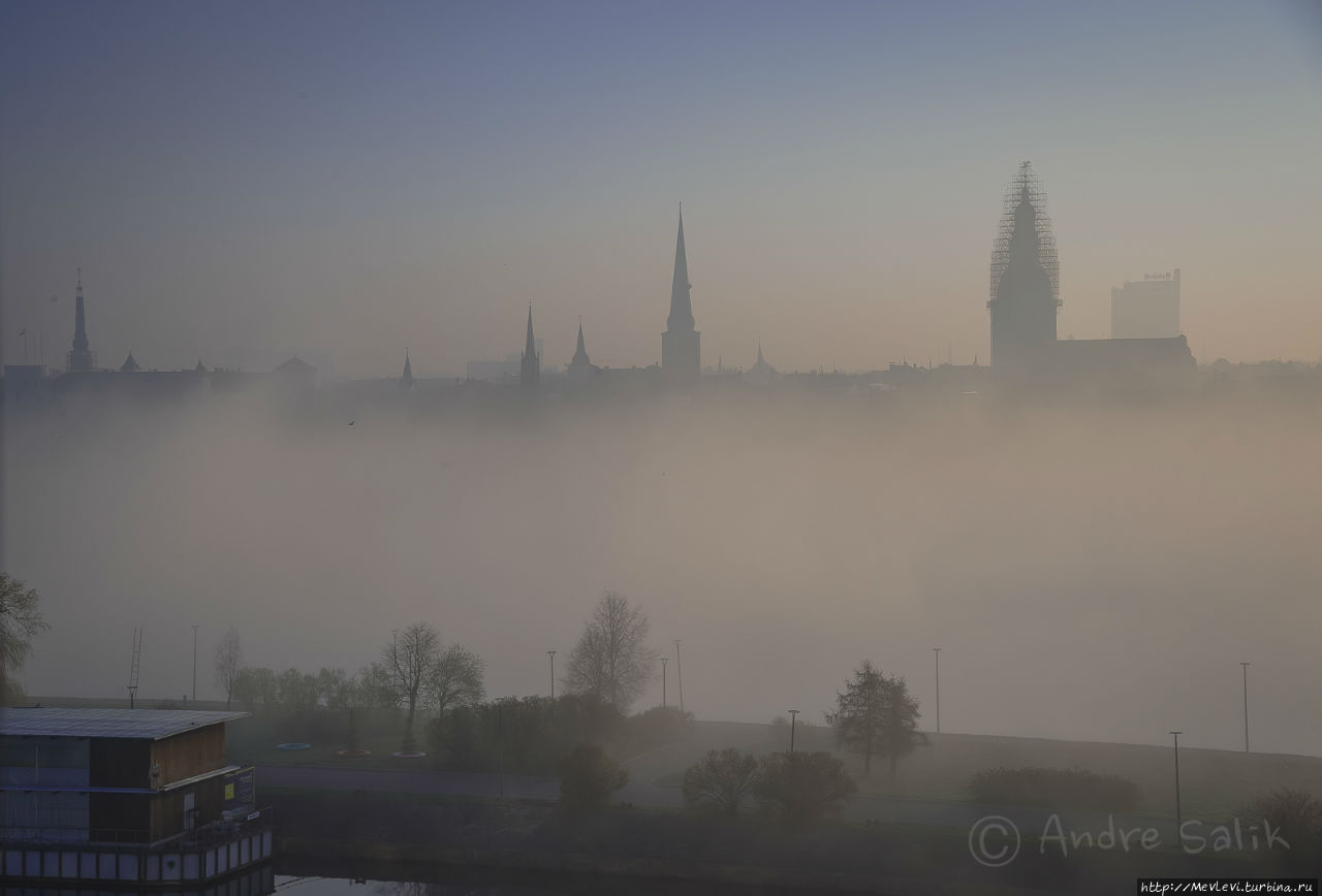 Туманное утро над Старой Ригой Рига, Латвия