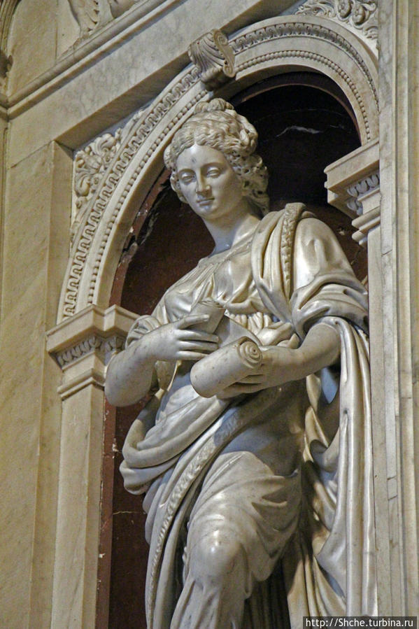 скульптура в базилике Лорето, Италия