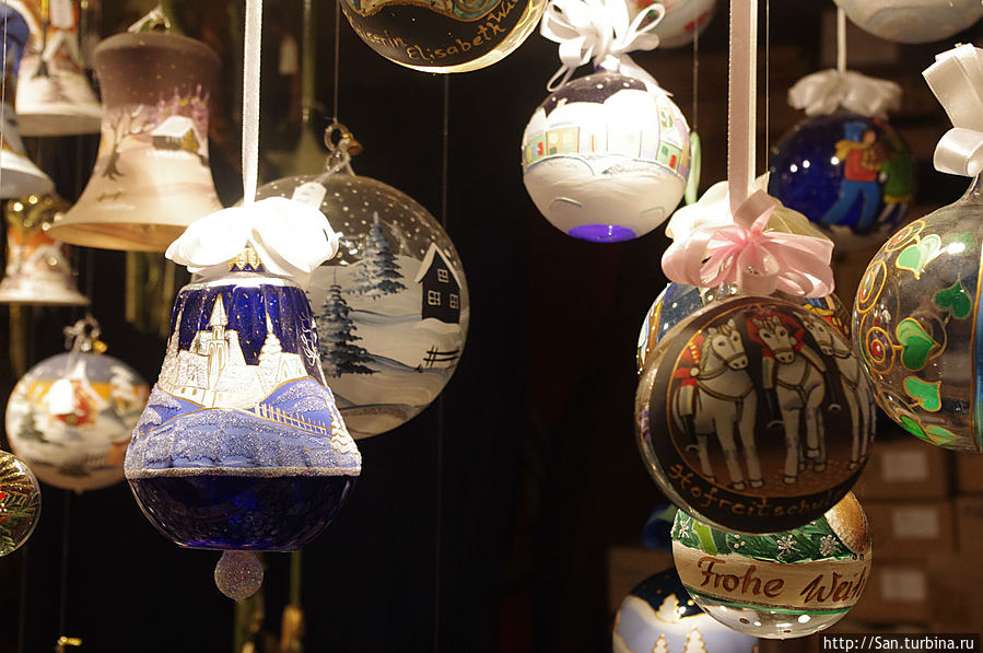 Игрушки расписаны самыми разнообразными сюжетами