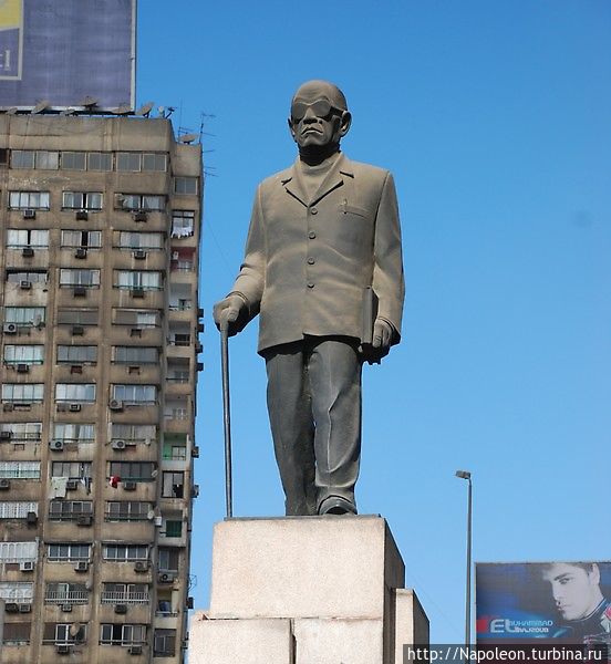 Памятник Нагибу Махфузу Каир, Египет
