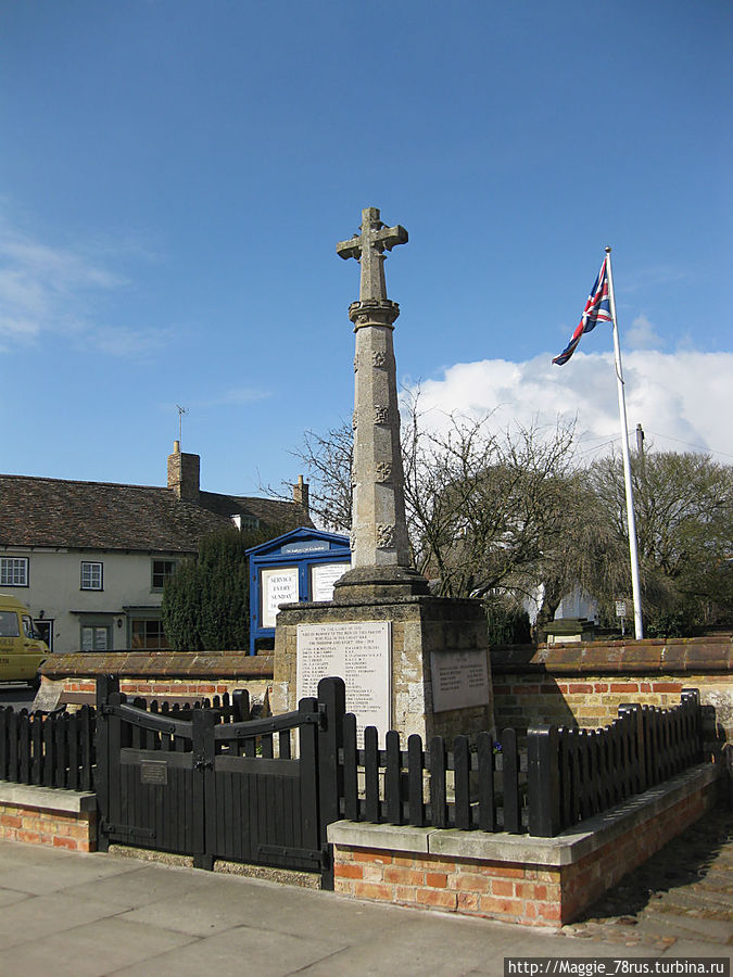 Крест, находившийся посередине рыночной площади, сейчас стоит у церкви, а на месте самой площади находится главная дорога, теперь уже деревни Англия, Великобритания