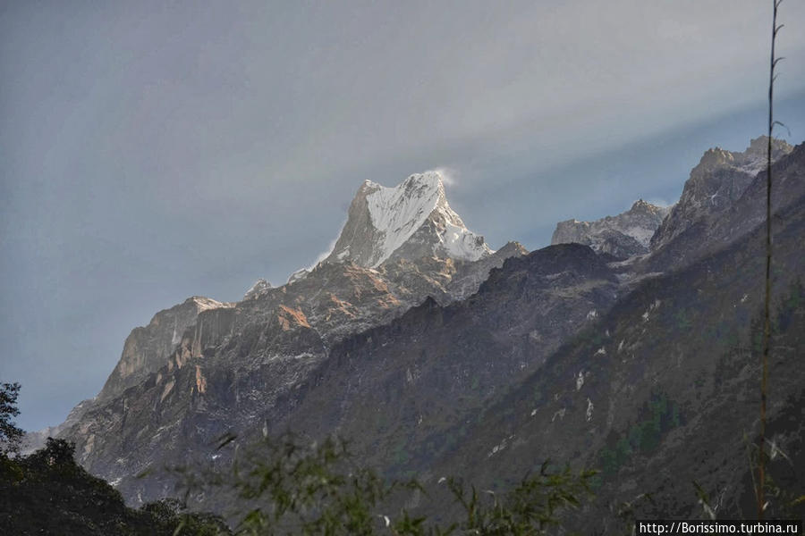 Вершина Мачапучаре (или Рыбий Хвост) является священной — все восхождения на нее запрещены. По мере того, как мы её огибаем, она открывается нам с разных сторон. Непал