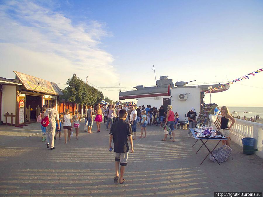 На набережной возле корабля