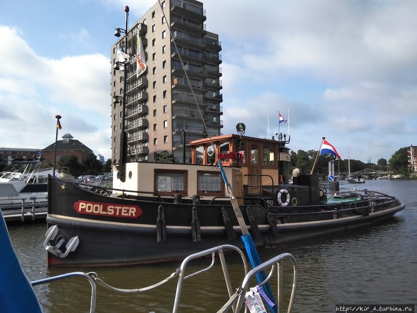 Мимо ходят старинные кораблики. Этот построен в 1918 Провинция Гронинген, Нидерланды