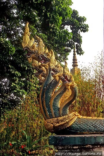 Ват Тхат Луанг. Змеи-наги на фоне Королевской ступы. Фото из интернета