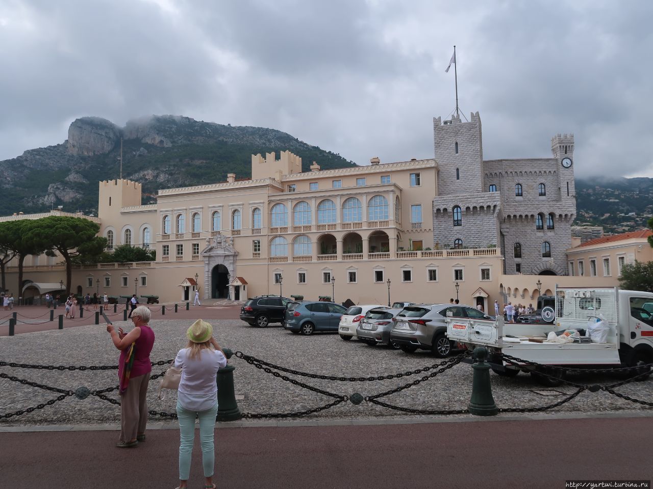 Княжеский дворец в Монако (Palais de Monaco) — официальная резиденция правителей Монако из рода Гримальди. Дворец основан как генуэзская крепость , затем многократно расширялся и перестраивался. Монако