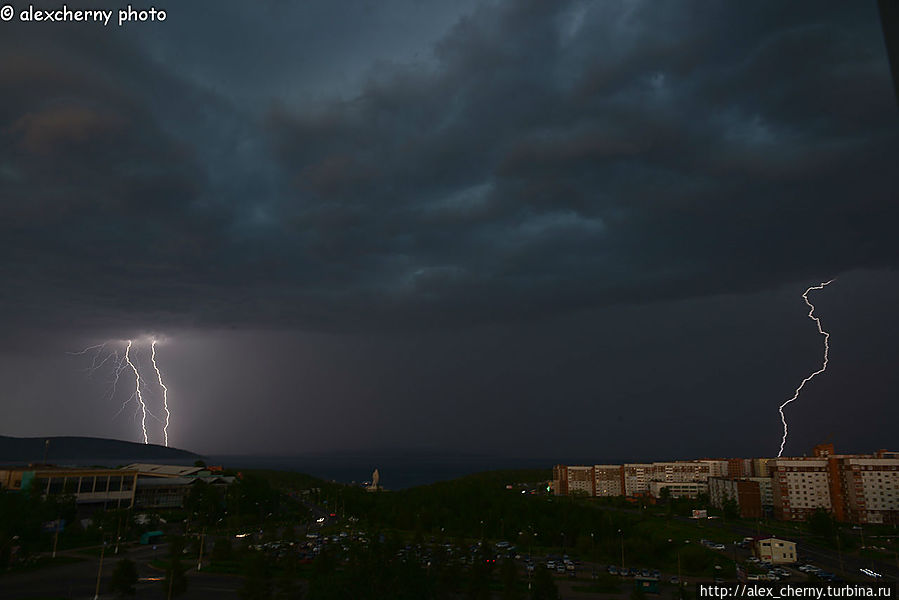 Вот она стихия как на ладони , вернее на фоне Братского моря