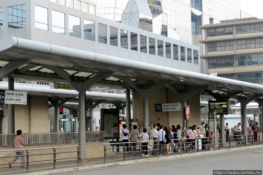 Остановка автобуса возле центральной железнодорожной станции Киото Киото, Япония