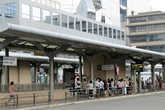 Остановка автобуса возле центральной железнодорожной станции Киото