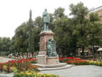 Памятник Рунебергу.
Иоганн Людвиг Рунеберг (1804-1877) — финский поэт писал на шведском языке. Написал текст гимна Финляндии.