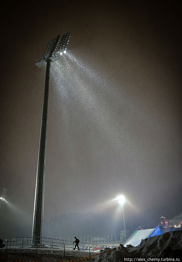 А снег идет, а снег идет... Над стадионом