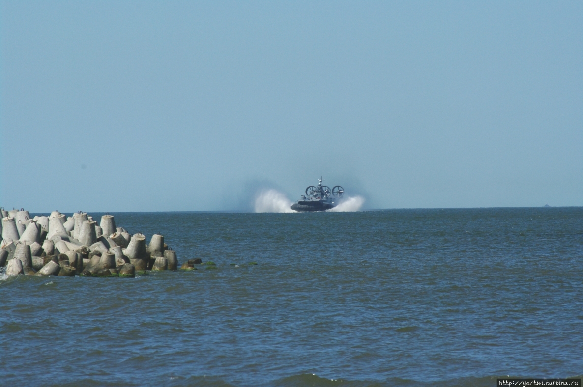 В Балтийске расположена Балтийская военно-морская база Балтийского флота — в этом у вас не будет никакого сомнения, если понаблюдать за проходящими мимо судами. Балтийск, Россия