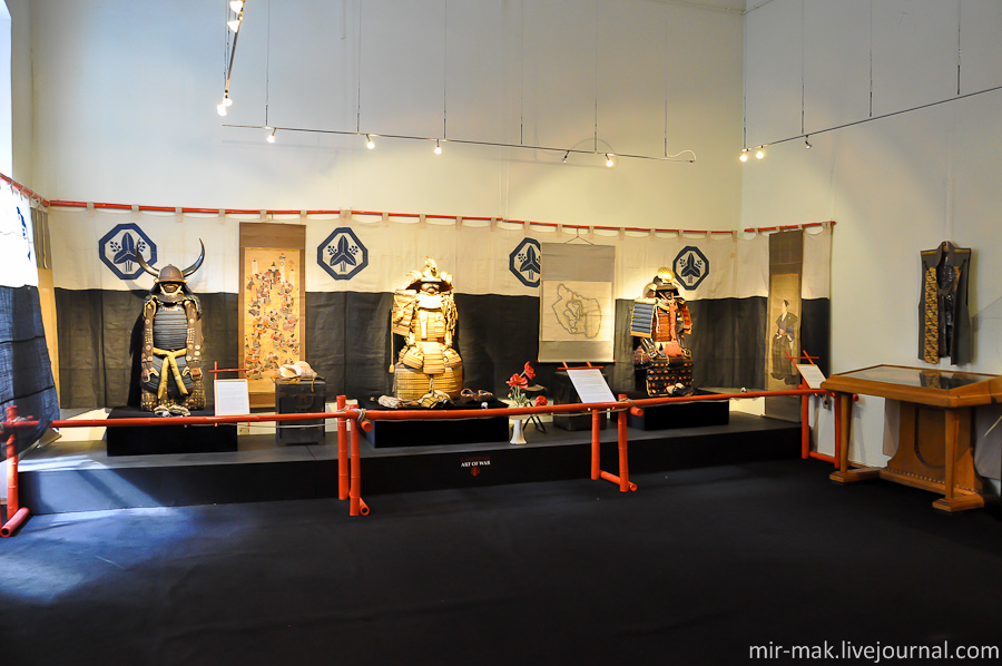 Следующий зал, где выставлены еще три примечательных доспеха и некоторые предметы одежды самураев. Одесса, Украина